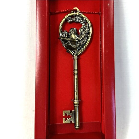 Hallmark Santa's Magical Key Brass Santa Claus Christmas Ornament Decor Open Box - Picture 2 of 3